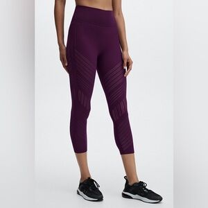 Fabletics Ultra High-Waisted SculptKnit® Deco Capri Leggings, Women’s Size Large